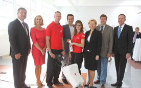 Spartenobmann Walter Ruck , AMS-Landesgeschäftsführerin Ingeborg Friehs, Stadtrat Christian Oxonitsch, WKW-Präsidentin Brigitte Jank, Bezirksvorsteher Manfred Wurm und Innungsmeister Gerhard Komarek (v.l.) gemeinsam mit den beiden Vize-Europameistern 2010 der Denkmal-, Fassaden- und Gebäudereiniger.